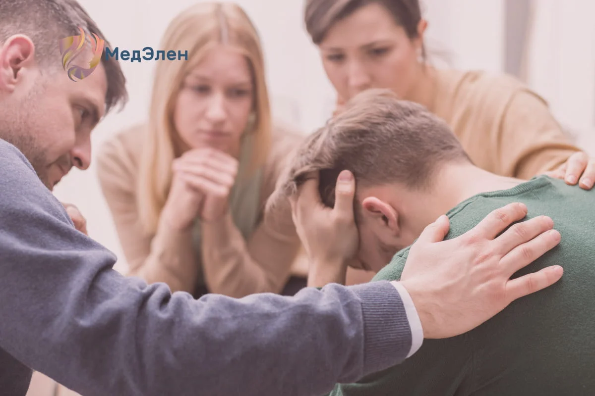 Люди успокаивают человека